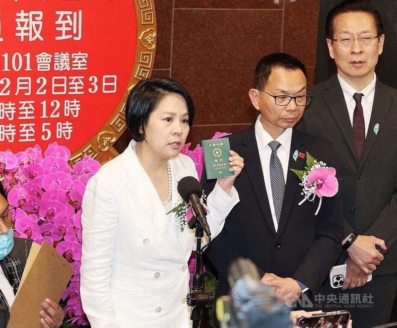 中華民国（台湾）のパスポートを手にメディアの取材に応じる民衆党の李貞秀立法委員＝2月3日、台北市