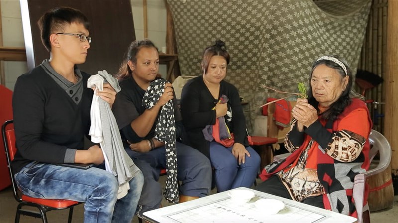 生前祈禱師を60年以上務めていた楊安栄美さん（右端）＝阿里山郷山美社区発展協会提供