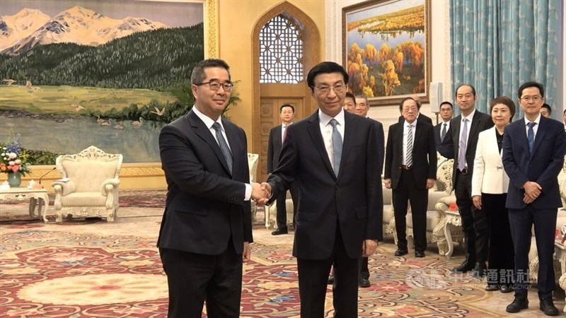 会談の前に握手を交わす国民党の蕭旭岑副主席（左）と中国共産党序列4位とされる王滬寧人民政治協商会議主席＝2月4日、北京市