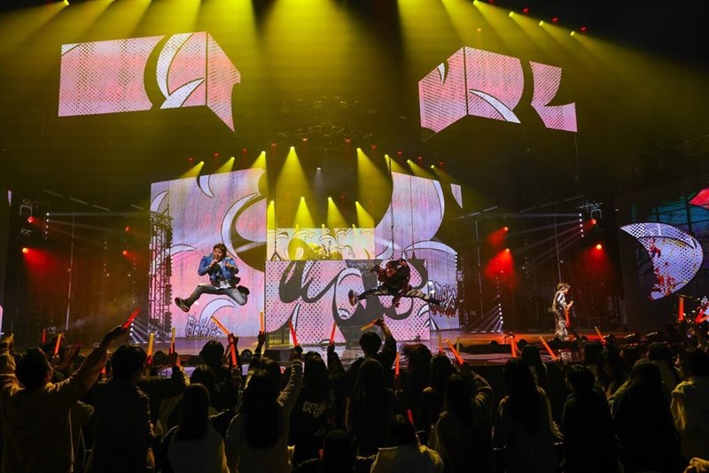 アニメ「NARUTO―ナルト―」の主題歌を、台湾のバンド、icyball冰球楽団とのコラボで届けるロックバンドのFLOW（中華文化総会提供）