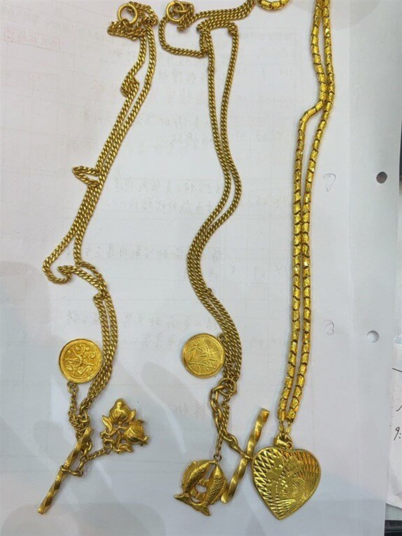 清掃隊が回収したたんすから見つかった金の装飾品＝新北市政府警察局瑞芳分局提供