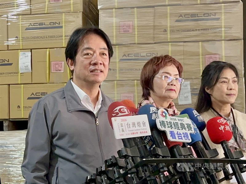 視察先の紡績会社でメディアの取材に応じる頼清徳総統（左）＝2月5日、彰化県