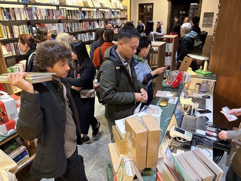 台北・迪化街の独立系書店「郭怡美書店」を訪問した海外のバイヤー団のメンバーら（TAICCA提供）