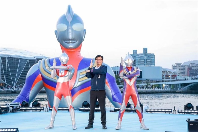 ウルトラマン（左）、ウルトラマンティガ（右）と共にポーズを決める陳其邁高雄市長＝2月7日、高雄市（同市政府提供）