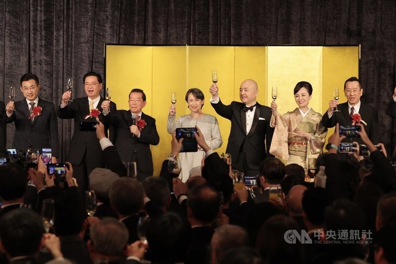 天皇誕生日祝賀レセプションに出席した（左から）立法院の江啓臣副院長、国家安全会議の呉釗燮秘書長、台湾日本関係協会の謝長廷会長、蕭美琴副総統、片山和之代表夫妻、顧立雄国防部長＝2月9日、台北市