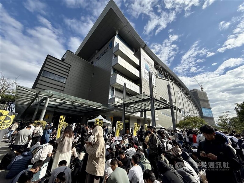 台北国際コミック・アニメフェスティバル初日、開場を待つ長い行列＝2月5日、台北市