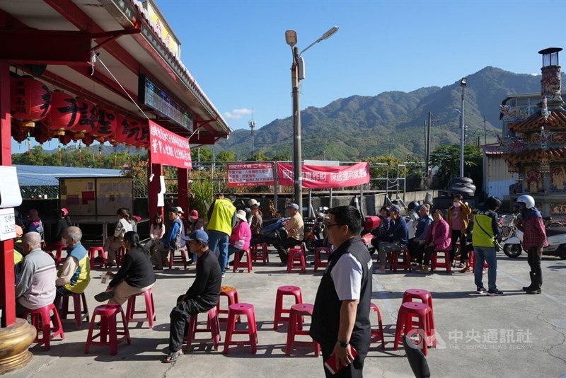 お年玉の受け取りに集まった住民ら＝中央社記者黄郁菁撮影