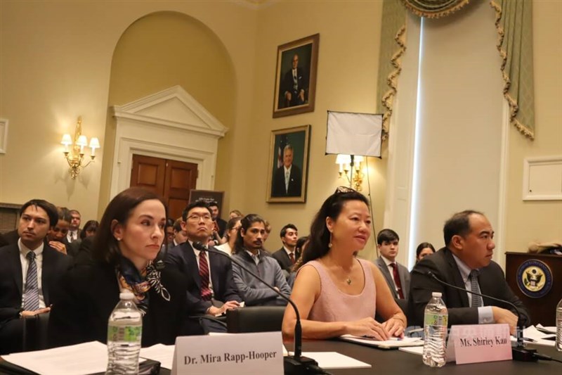 米下院中国特別委による公聴会に出席したカン元米議会調査局研究員（手前中央）＝2月11日、ワシントン