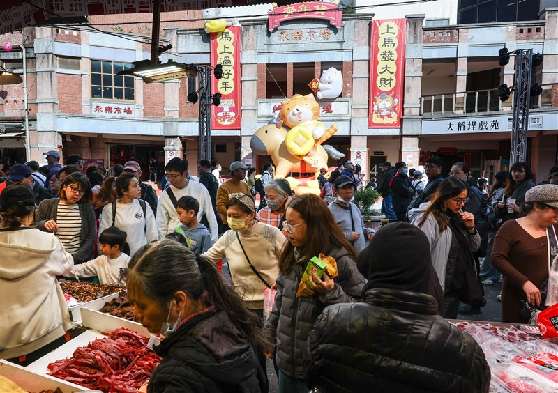 買い物客でにぎわう台北市迪化街の旧正月用品市「年貨大街」＝2026年2月12日、中央社記者謝佳璋撮影
