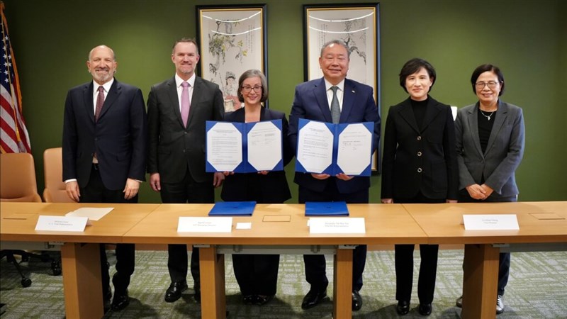 「対等貿易協定」締結後、記念写真に納まるラトニック米商務長官、グリア米通商代表、米国在台協会のラーソン執行理事、兪大㵢駐米代表、鄭麗君行政院副院長、行政院貿易交渉オフィスの楊珍妮交渉代表（左から）＝2月12日、ワシントン（行政院提供）