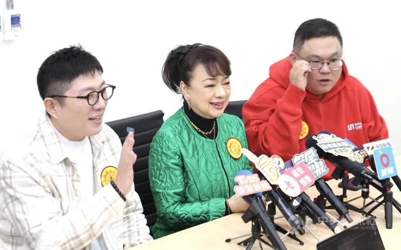 取材に応えるジュディ・オング(中央)、ギャビン・リン監督(右)=2月12日、台北市