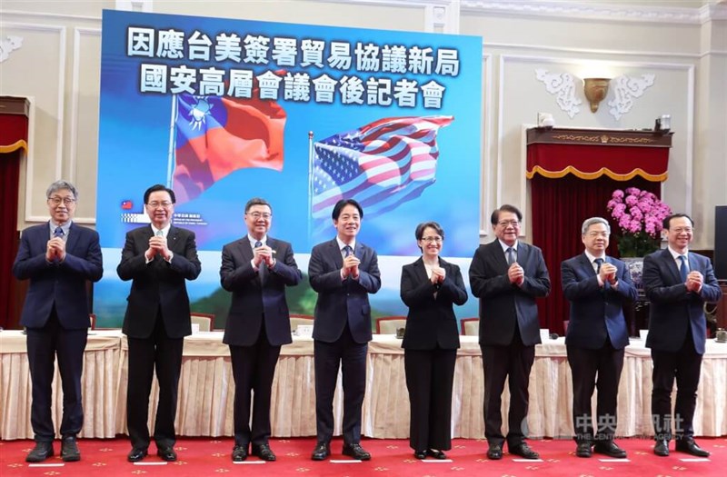 記者会見後、拱手し国民に新年のあいさつをする頼清徳総統(左から4人目)、蕭美琴副総統(右から4人目)、卓栄泰行政院長(左から3人目)ら。台湾では14日から旧正月(今年は2月17日)の大型連休が始まる=2月13日、台北市