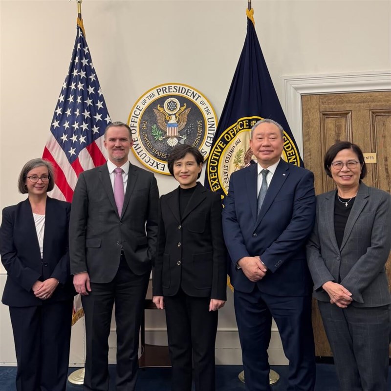 （左から）グリア米通商代表、米国在台協会のラーソン執行理事、鄭麗君行政院副院長、俞大㵢駐米代表、行政院貿易交渉オフィスの楊珍妮交渉代表＝鄭氏のフェイスブックから
