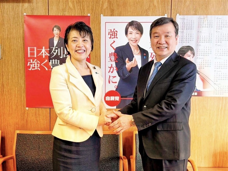 自民党の有村治子総務会長（左）と李逸洋台北駐日経済文化代表処代表＝李氏のフェイスブックから