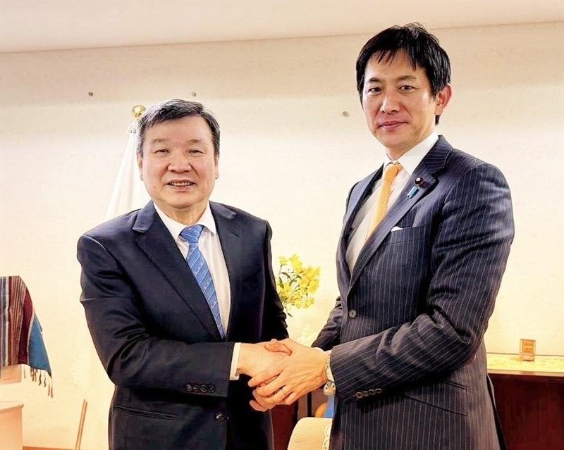 李逸洋台北駐日経済文化代表処代表(左)と面会した小林鷹之政調会長=李氏のフェイスブックから