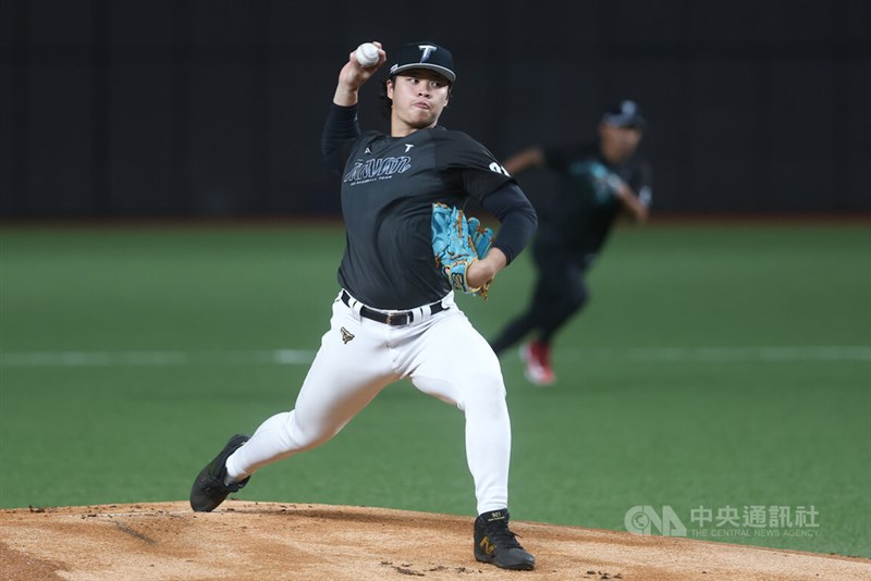WBC公式球が滑りやすいと語る台湾代表の孫易磊＝2月19日、台北市