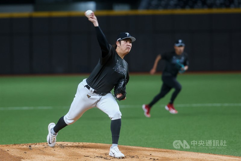 台北ドームのマウンドで投げるWBC台湾代表の古林睿煬＝2月19日、台北市