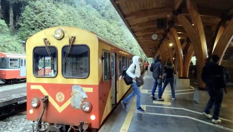 現在運行されている「阿里山号」。その車両は将来的には区間列車に転用する計画(阿里山林業鉄路・文化資産管理処提供)
