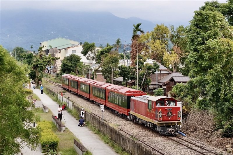 阿里山林業鉄路のハイクラス新型列車「森里号」。運行に向けた試験が行われている（阿里山林業鉄路・文化資産管理処提供）