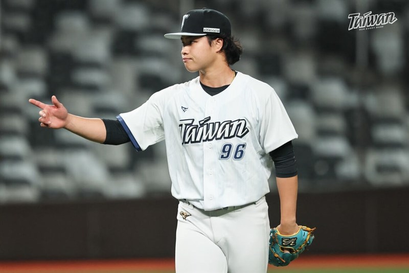 韓国プロ野球・キウムヒーローズとの練習試合に登板し、この日最速となる155キロを出すWBC台湾代表の孫易磊=2月21日、台北市
