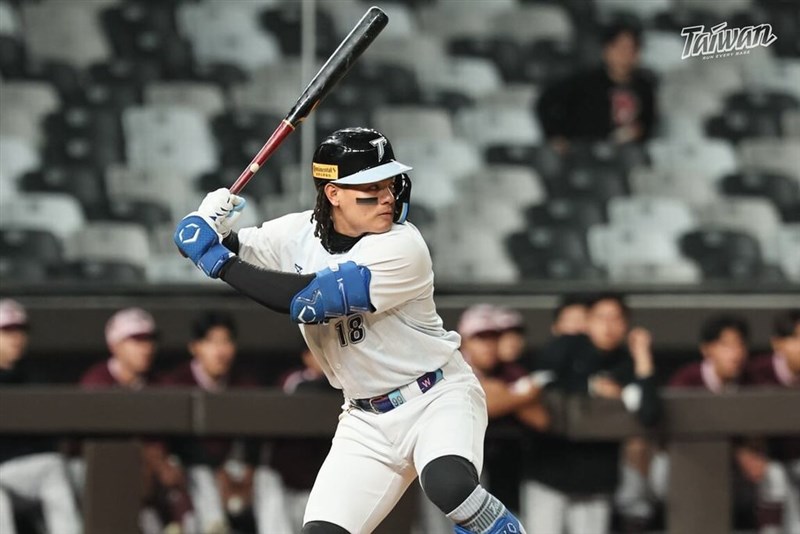 韓国ヒーローズと練習試合で同点適時打を含む2安打を放ち、チームをけん引するWBC台湾代表の張育成=2月21日、台北市