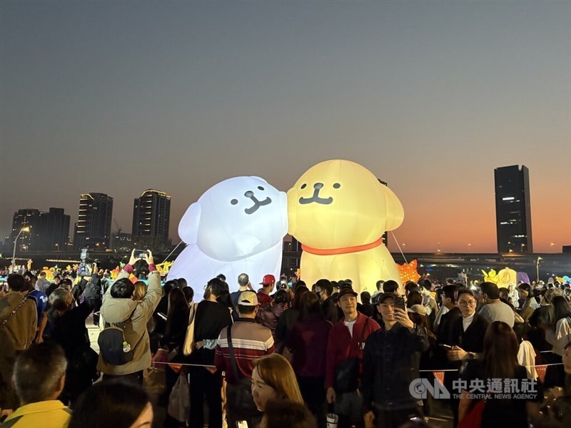 北部・新北市のランタンフェスティバルには、韓国発のキャラクター「モルチーズ」とコラボレーションした巨大ランタンが登場（写真＝中央社記者撮影）