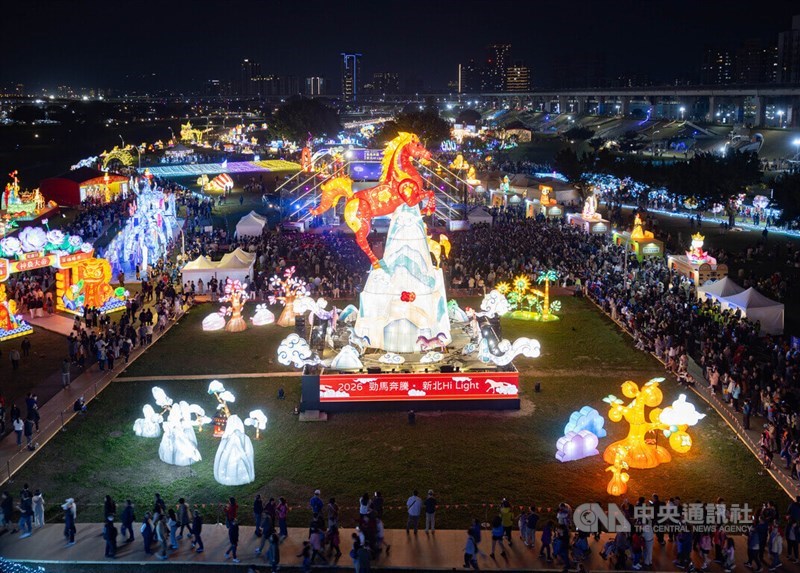 北部・新北市のランタンフェスティバルが22日、市内の大都会公園で正式に開幕した。今年の干支（えと）にちなみ馬をモチーフにした高さ15メートルのメインランタンに明かりがともされた。（写真＝中央社記者撮影）