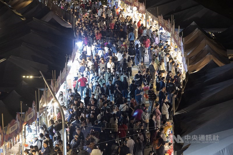 大都会公園で催されている新北市のランタンフェスティバルには、数々のランタンの他、グルメや雑貨などを販売する屋台も並ぶ。プレオープンした20日から3日間ですでに延べ150万人が来場し、にぎわいを見せている（写真＝中央社記者撮影）