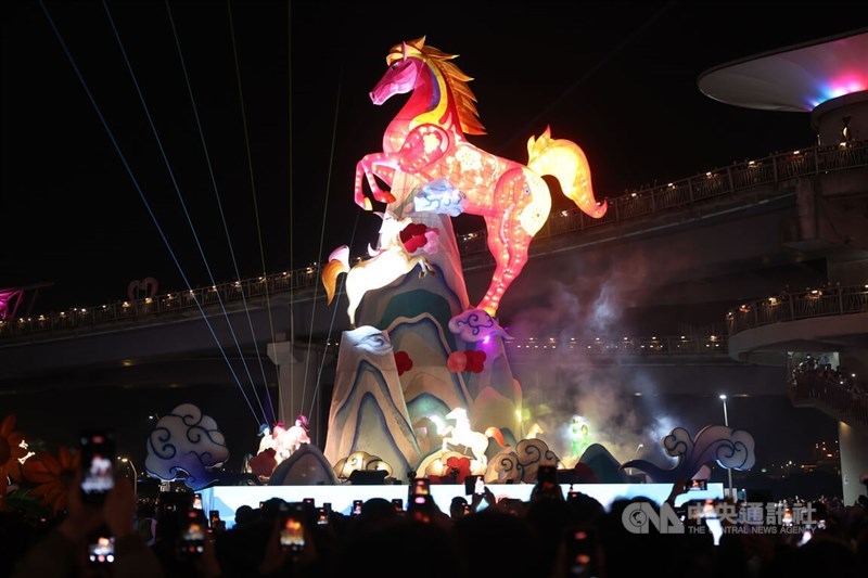 今年の干支（えと）にちなみ馬をモチーフにした高さ15メートルのメインランタンは音楽に合わせて色鮮やかな光を放ちながら動き、圧巻の迫力で来場者を魅了した。（写真＝中央社記者撮影）