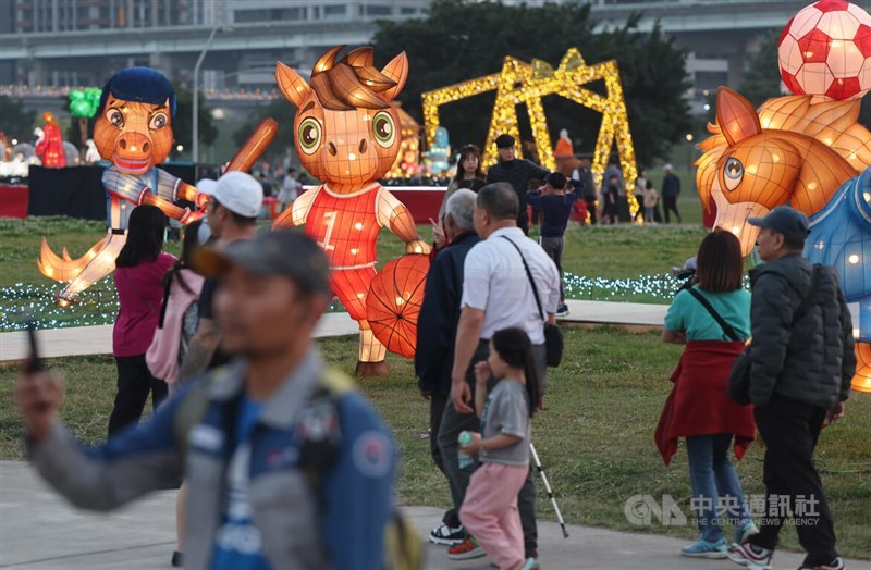 22日に大都会公園で開幕した新北市のランタンフェスティバルでは、16の展示エリアが設置されている（写真＝中央社記者撮影）