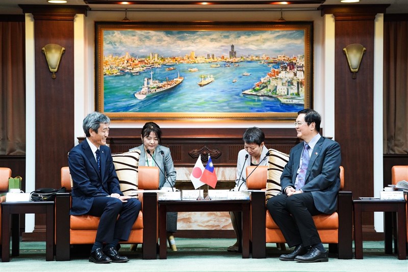 高雄市政府庁舎で会談する同市の羅達生副市長（右）と東京都八王子市の植原康浩副市長（高雄市政府提供）