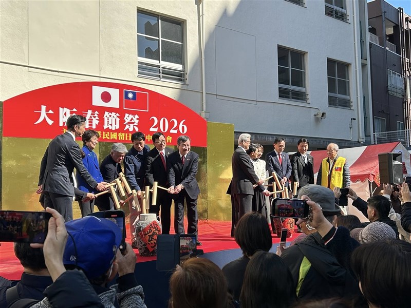 22日に開かれた大阪春節祭。左から6人目は李逸洋駐日代表（李代表のフェイスブックから）