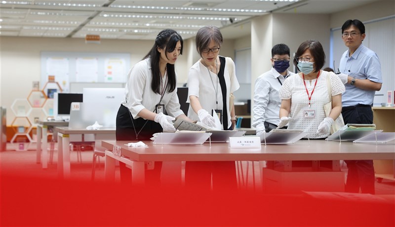 戒厳令関連の公文書を整理する档案管理局の職員ら＝中央社資料写真