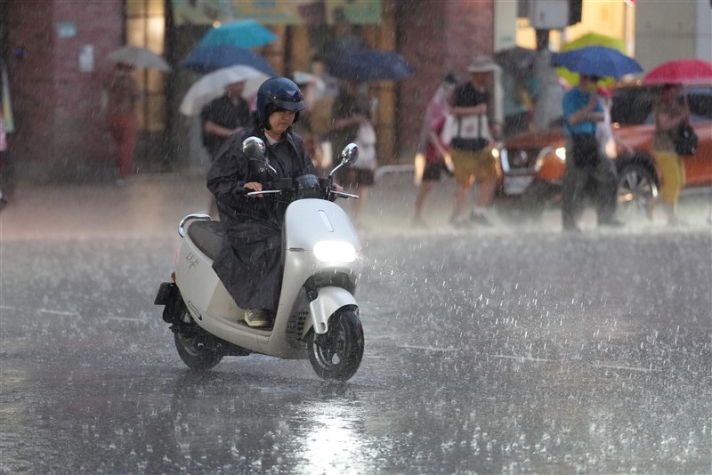 雨の台北市内を走るスクーター＝中央社資料写真