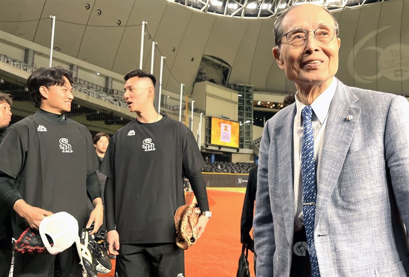 王貞治氏（右端）は試合前、ソフトバンクに今季から加入した台湾出身の徐若熙投手（左端）とも簡単に言葉を交わした＝2月25日、台北市
