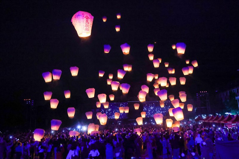 27日、新北市平渓区で開催された平渓天灯祭りで夜空に打ち上げられた馬型の天灯＝新北市政府新聞局提供