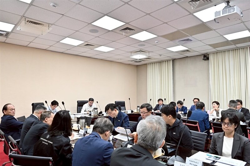 卓栄泰（たくえいたい）行政院長（首相）は2日、緊迫化する中東情勢を受け、物価の安定やエネルギー供給源の確保に向けた対応を関係部会（省庁）に指示した。（写真＝行政院提供）