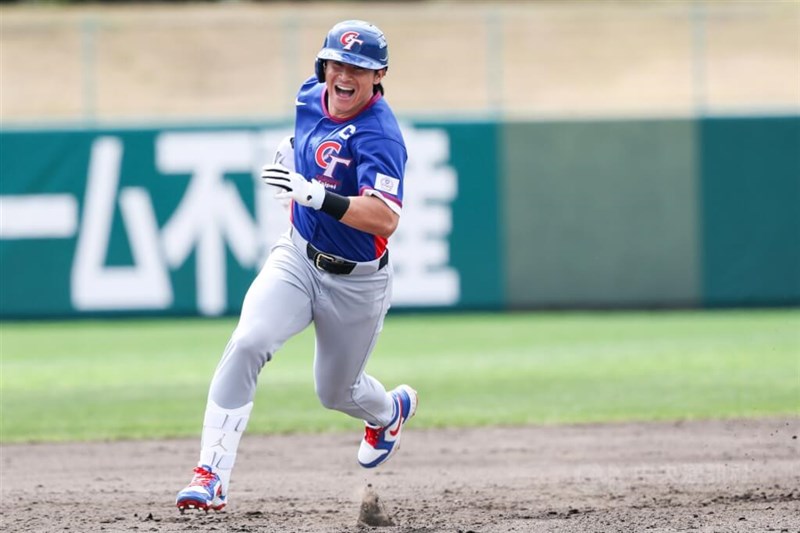 七回に適時打を打って相手の失策でさらに三塁に向かう台湾代表の陳傑憲主将=3月3日、宮崎市