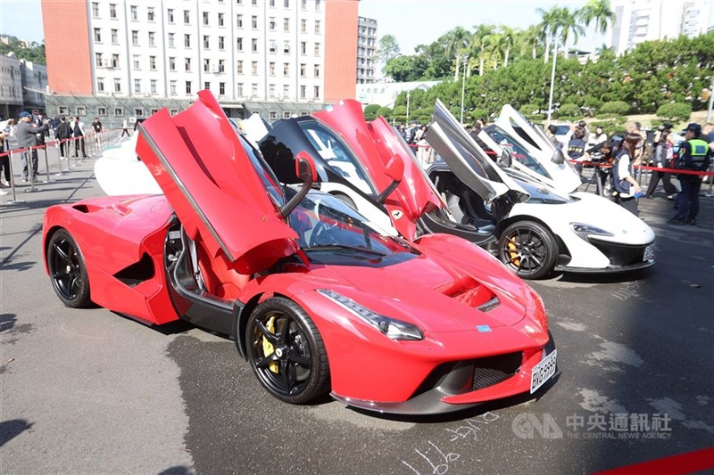 競売会場に展示された「ラ・フェラーリ」などの高級車＝2026年3月2日、台北市内で中央社記者張新偉撮影
