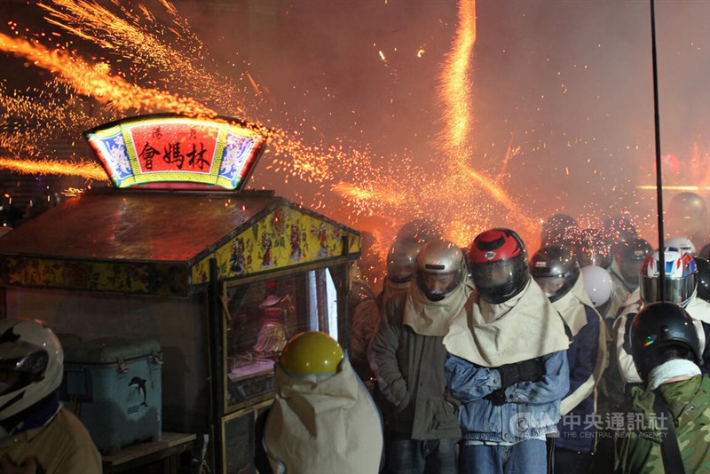 ヘルメットや手袋を着けて「完全武装」した観光客ら＝3月2日、台南市