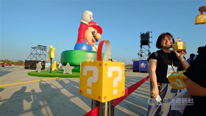 「台湾ランタンフェスティバル」（台湾灯会）に、ゲームシリーズ「スーパーマリオ」の特設エリアがお目見え。「ハテナブロック」を模したミニランタンも数量限定で配布される。（写真＝中央社記者撮影）