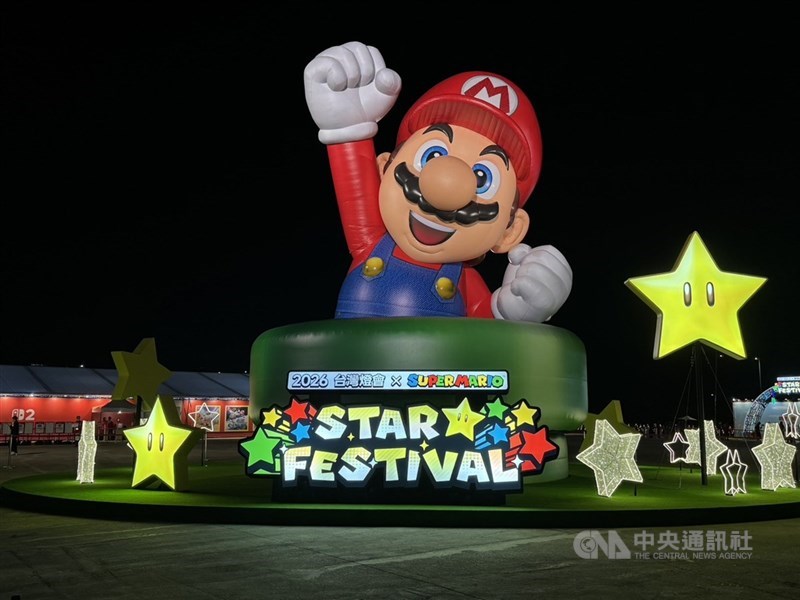 主人公「マリオ」がデザインされた高さ10メートルのメインランタン(写真=中央社記者撮影)