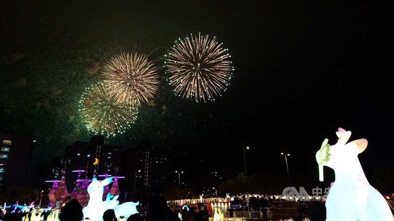 開幕当日の3日夜には花火が10分間にわたって打ち上げられた。台湾ランタンフェスは嘉義県政府前広場で15日まで＝2026年3月3日、中央社記者蔡智明撮影