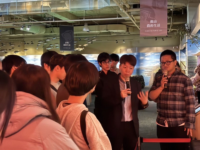 台湾海峡の離島・澎湖県で、県政府文化局の陳鈺雲局長（右2）から現地の文化に関する説明を受ける日本人学生ら＝県政府文化局提供