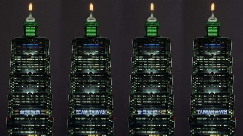 台北101の外壁にともされたWBC台湾代表への応援メッセージ＝3月5日、台北市（台北101提供）