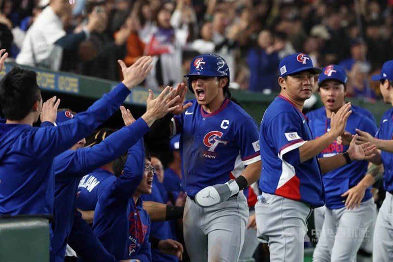 台湾代表のメンバーとハイタッチする主将の陳傑憲（中央）＝2026年3月8日、中央社記者王騰毅撮影