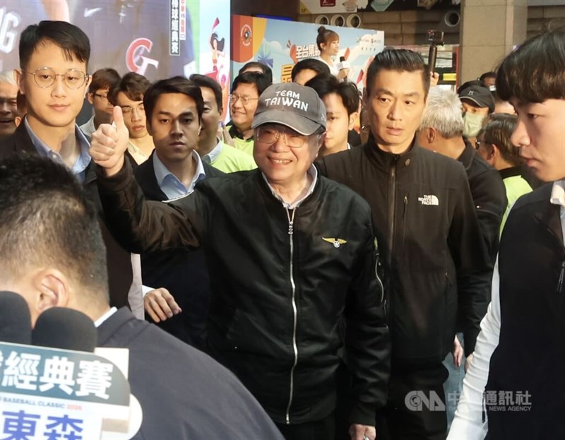 台北市内のイベント会場でワールド・ベースボール・クラシック（WBC）の台湾対韓国戦を観戦した卓栄泰行政院長（中央）＝2026年3月8日、中央社記者張皓安撮影