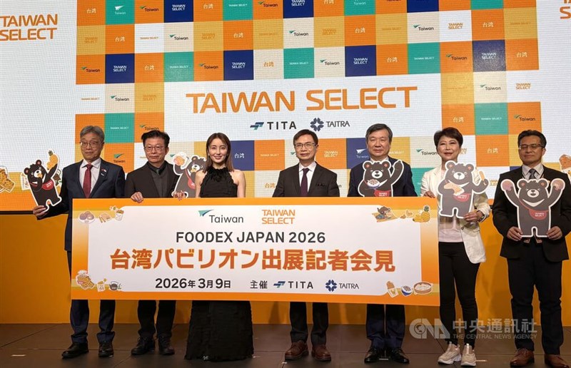 記者会見に臨んだ矢田亜希子さん（左から3人目）、台湾貿易センターの黄志芳董事長（中央）、李逸洋駐日代表（右から3人目）ら＝3月9日、東京