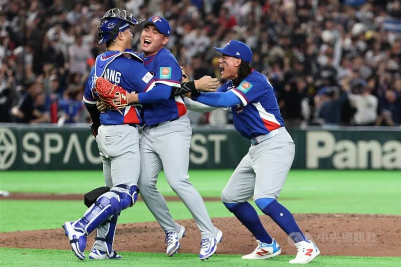 台湾は韓国を5―4で下し、試合終了後、選手たちは抱き合って勝利を喜んだ＝2026年3月8日、中央社記者王騰毅撮影