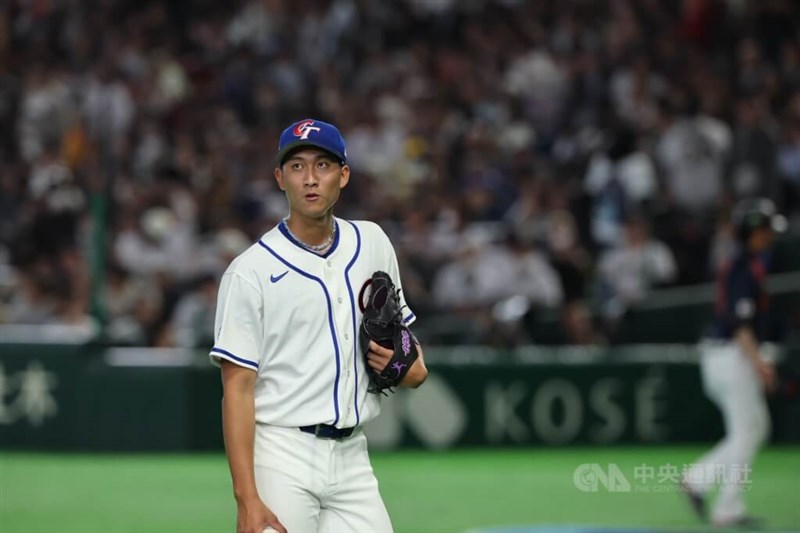 3回から登板し4回表には大谷翔平のライナーをキャッチし、アウトにした投手の沙子宸＝2026年3月6日、中央社記者王騰毅撮影